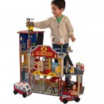 Statie de Pompieri - Deluxe Fire Rescue Station Kidkraft- Centru de joaca din lemn cu masinute de pompieri Statie de Pompieri - Deluxe Fire Rescue Station Kidkraft- Centru de joaca din lemn cu masinute de pompieri